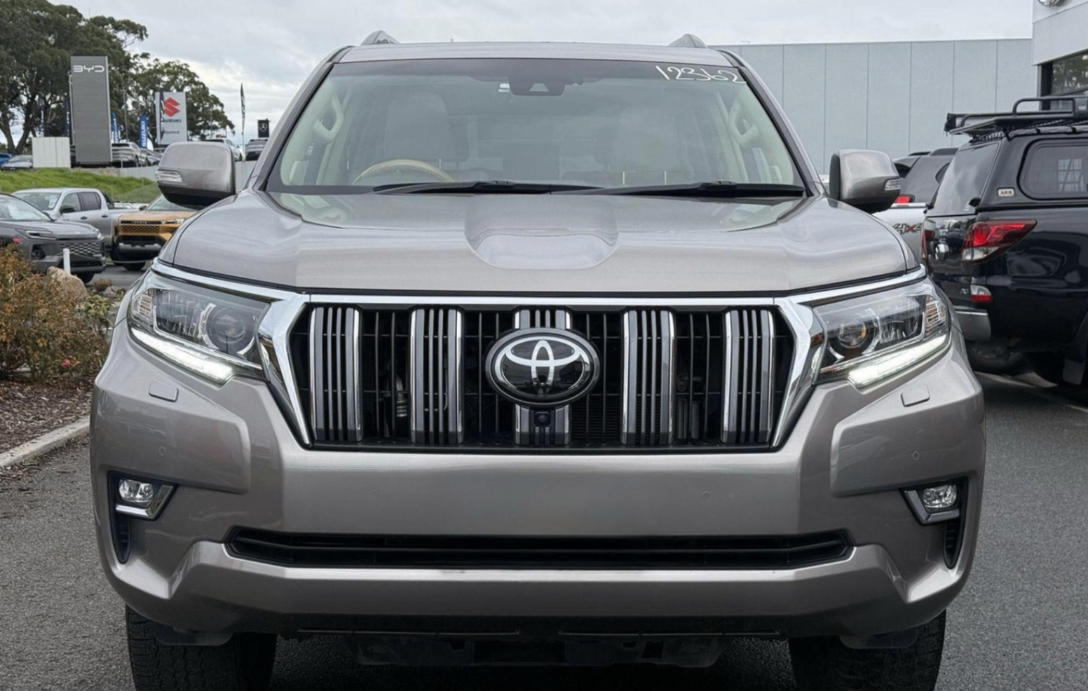 LandCruiser Prado Kakadu 2.8DT 4x4 photo 2 of 29